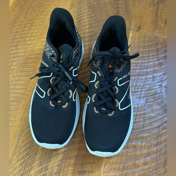 New Balance Roav sneaker, size 9.5. Black, white, and leopard/animal print - Picture 6 of 8